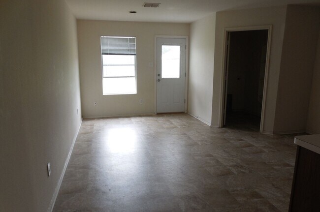 Building Photo - 3 bed, 2 bath home in Crowley
