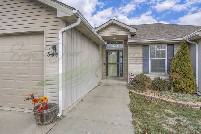 Building Photo - STUNNING GRAIN VALLEY HOME!!!