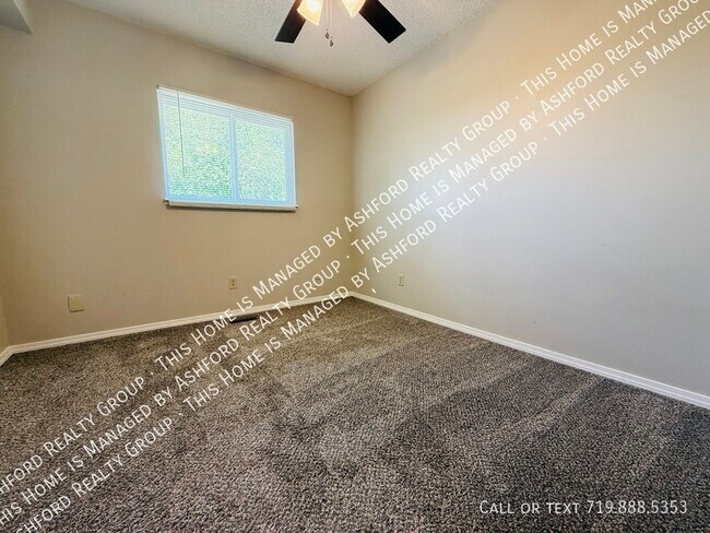 Foto del edificio - 537 Blossom Field Rd