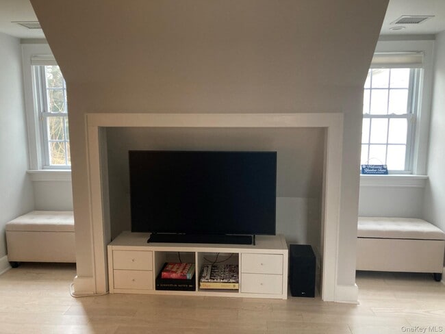 Building Photo - 2 Red Ground Rd