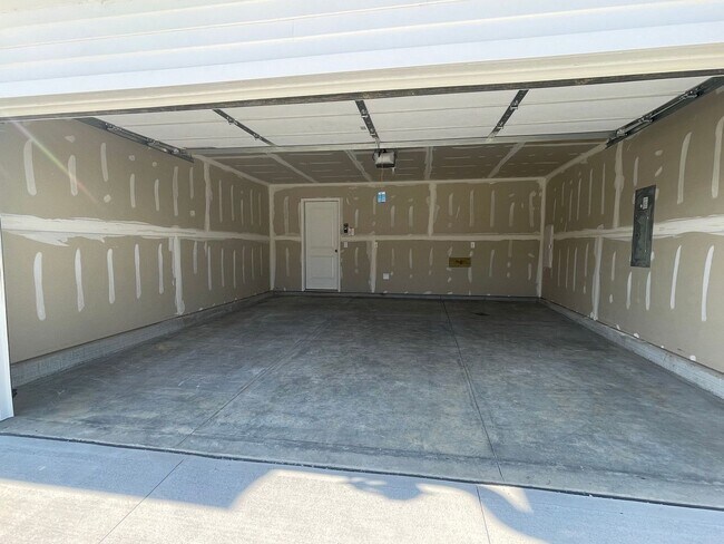 Foto del edificio - Beautiful 3 bed, 2 bath townhome $2200