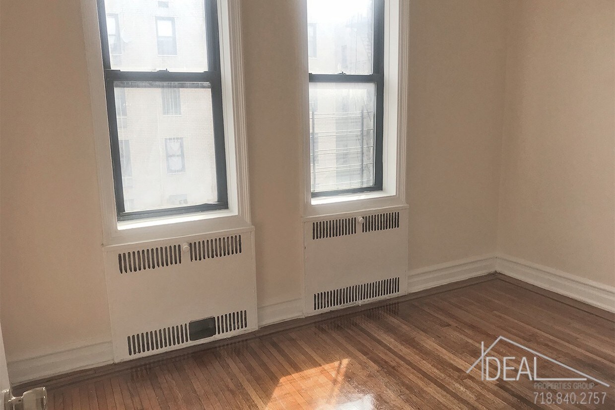Primary Photo - 142 E 18th St