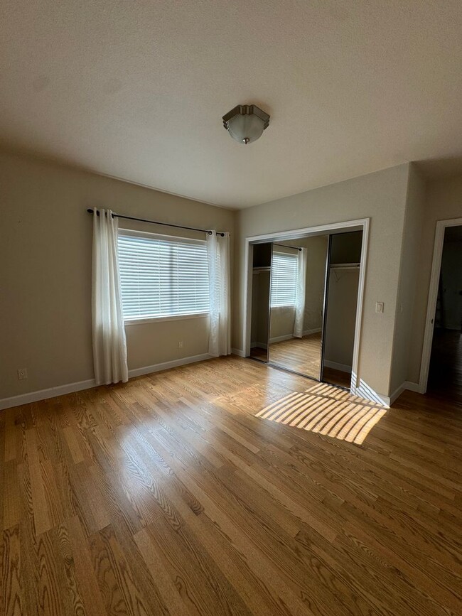 Building Photo - Spacious downstairs apartment near the fro...