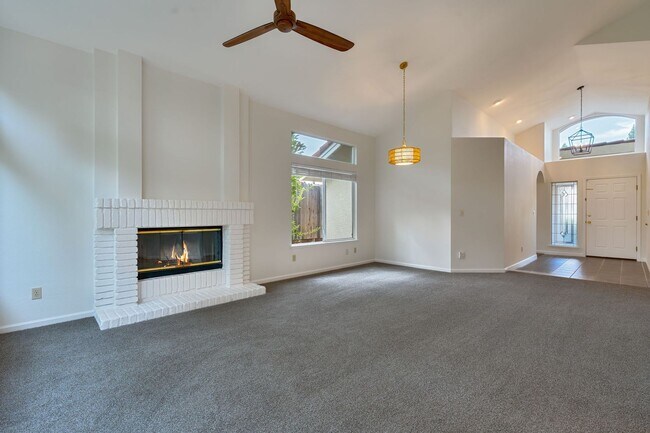 Foto del edificio - Updated 3 Bedroom Home with 3-Car Garage i...