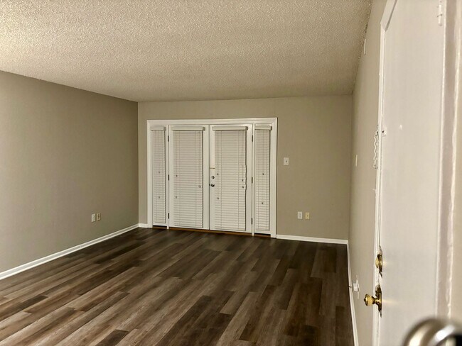Building Photo - 1BD/1BA Condo located on the Germantown/Me...