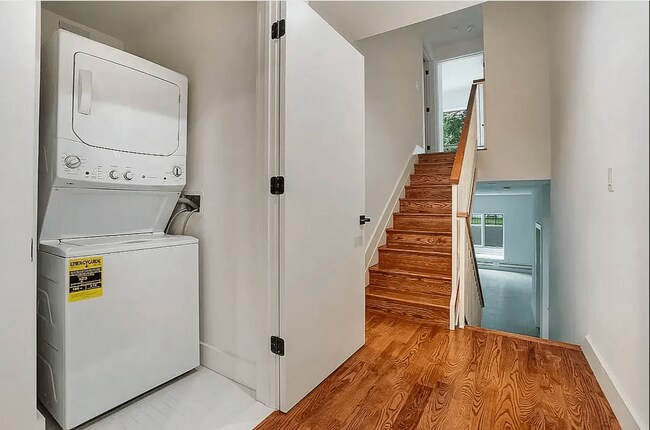 Foto del edificio - 151 W 9th St