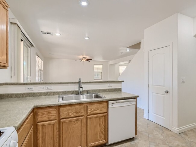 Building Photo - Spacious and open floorplan!