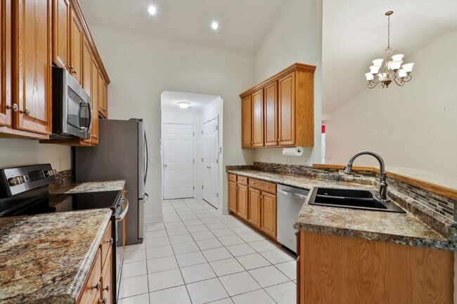 Foto del edificio - 3Bed/2Bath unfurnished home with lagoon vi...