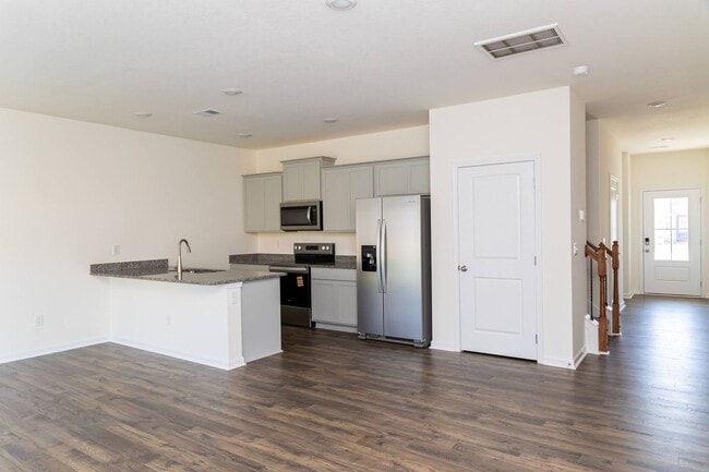 Building Photo - Move In Ready!!