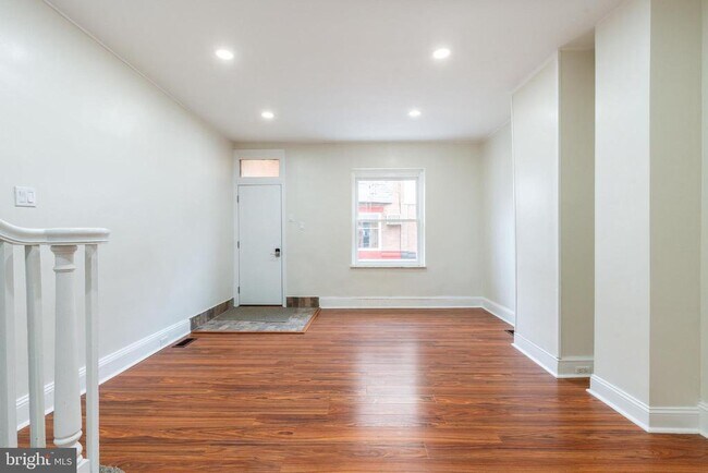 Building Photo - 2102 S Opal St