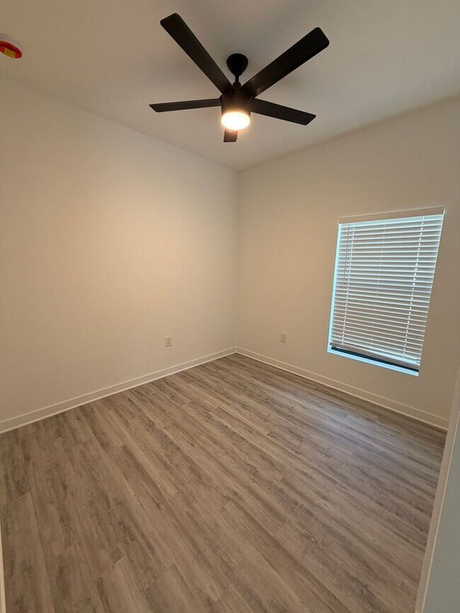 Foto del edificio - 1117 Abrams Blvd