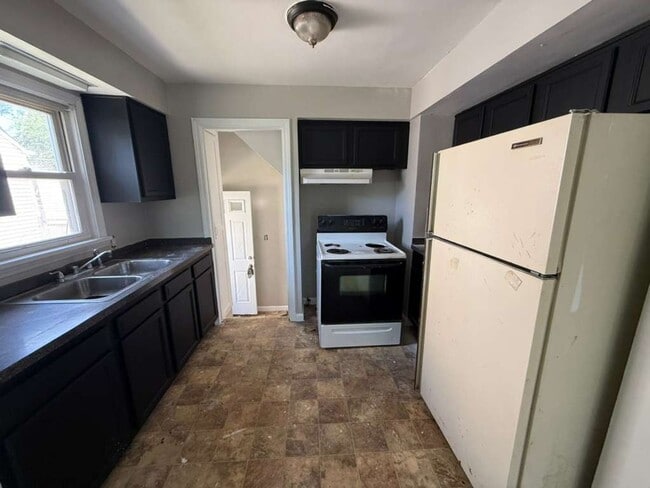 Building Photo - 3-BED, 1 BATH BEAUTIFUL SINGLE- FAMILY HOME IN MAPLE HEIGHTS!.