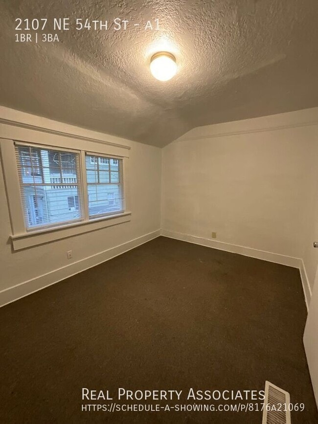 Building Photo - 2107 NE 54th St