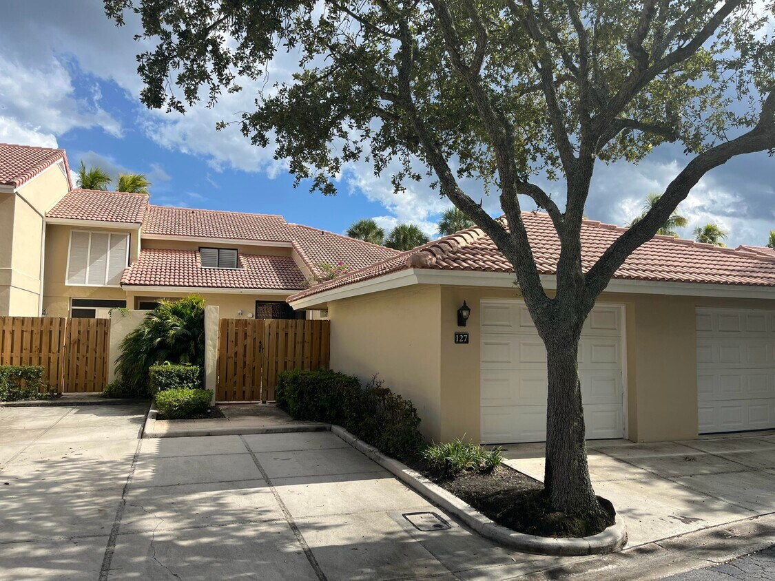 Foto principal - 127 Old Meadow Way