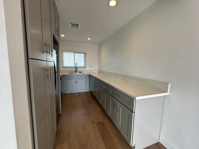 Building Photo - 510 N Virgil Ave