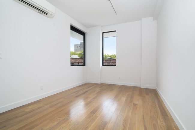 Building Photo - 100 Ainslie St