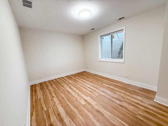 Foto del edificio - 6415 W Irving Park Rd