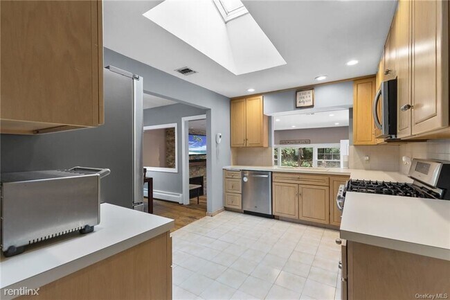 Building Photo - 3 br, 2.5 bath House - 14 Clearview Rd