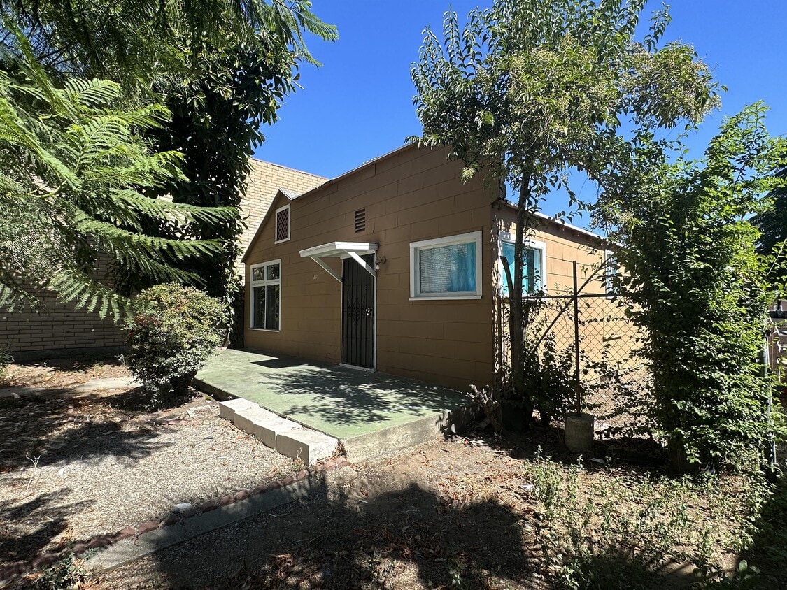 Primary Photo - 211 S Riverside Ave