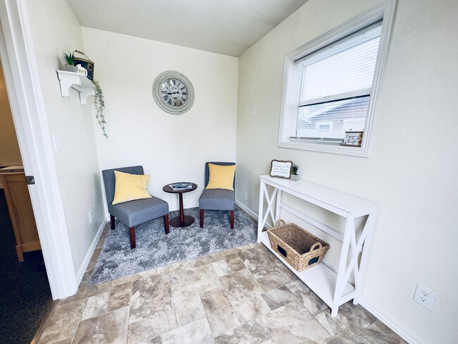 Building Photo - 741 Elm Dr