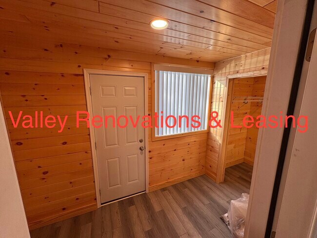 Cuarto de barro - 336 S Main St