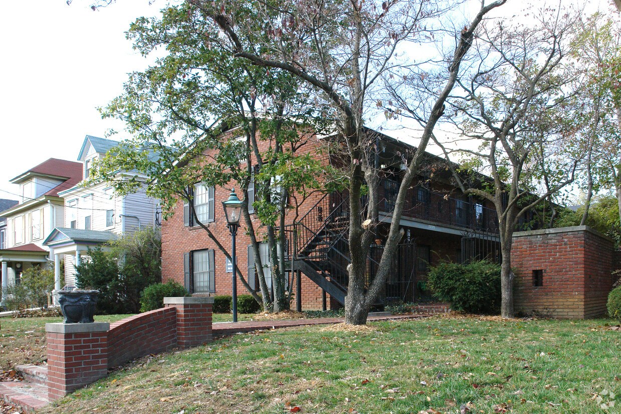 Foto del edificio - 2109 Edgeland Ave