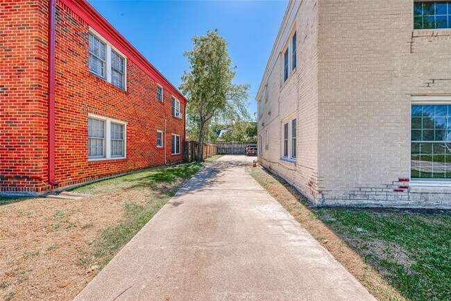 Building Photo - 6630 Lawndale St