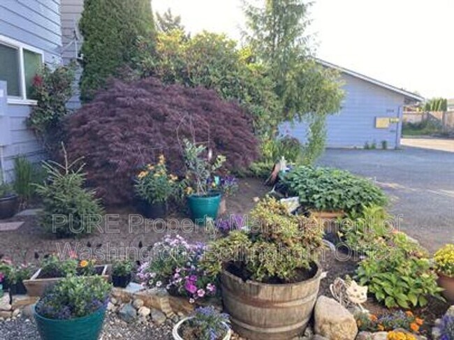 Building Photo - 2002 E Division St