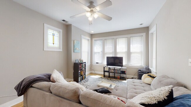 Building Photo - 3634 N Hermitage Ave