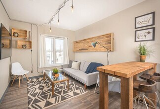 Building Photo - 532 W College Ave