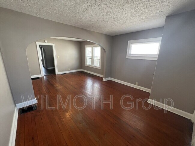 Foto del edificio - 896 N Gladstone Ave