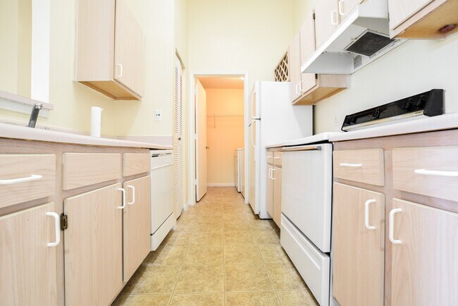 Building Photo - Charming 2 Bed 2 Bath Second Floor Gated C...
