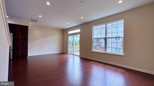 Building Photo - 24114 Hickory Ln