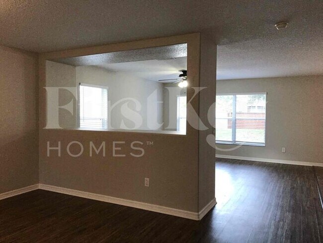 Foto del edificio - 1350 Blackwater Pond Dr