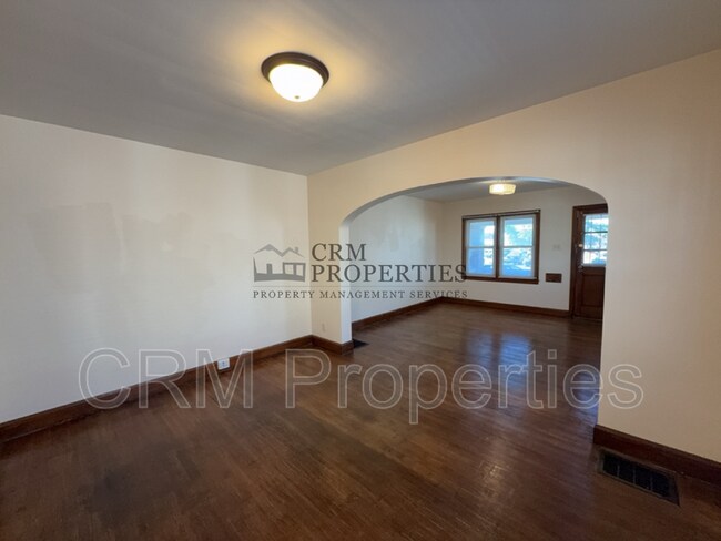 Building Photo - 933 N Linwood Ave