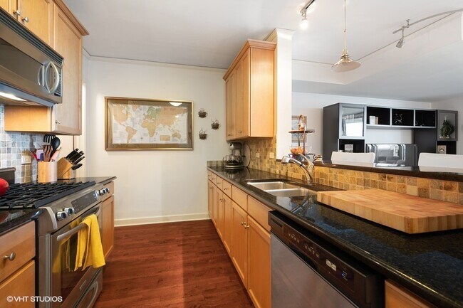 Building Photo - 450 E Waterside Dr