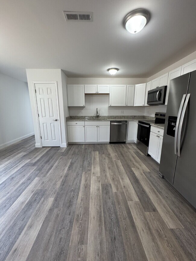 Building Photo - "Charming 3-Bed Haven with Granite Touches...