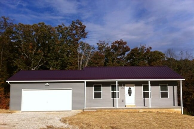 Building Photo - 3 Bedroom 2 bath 2 car garage house