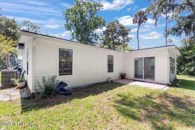 Building Photo - 593 Palmera Dr E