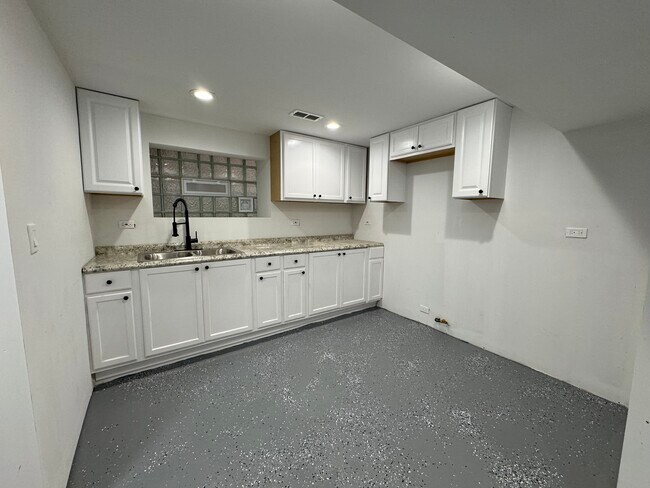 Building Photo - 6020 S Champlain Ave
