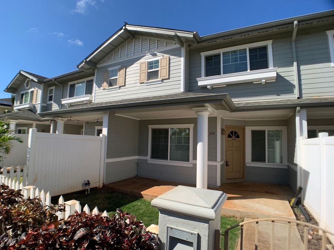 Foto principal - 3 bedrooms with A/C & 2 car garage in Ewa Beach (Spinnaker Place Townhome)! First showing is 12/1...