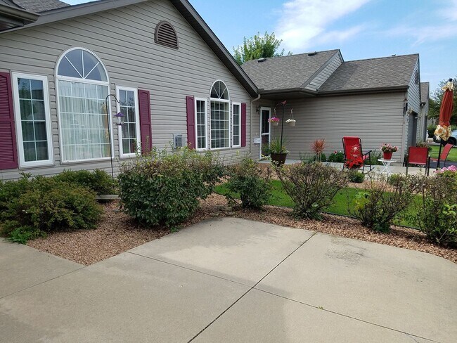 Foto del edificio - One level living in this end unit townhome!