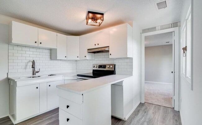 Building Photo - Spacious 4-Bed 3-Bath Home Available Now i...