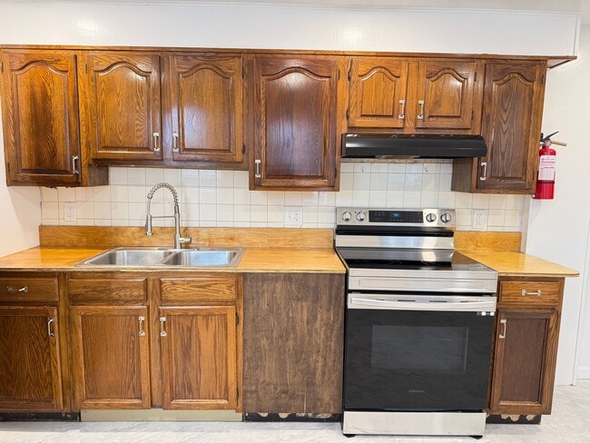 Building Photo - ACCEPTING SECTION 8 - Spacious 3 Bedroom 2 Bathroom Home in Columbia!