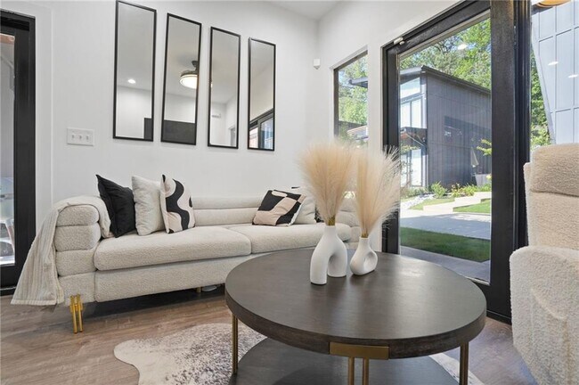 Foto del edificio - 3120 Godby Rd