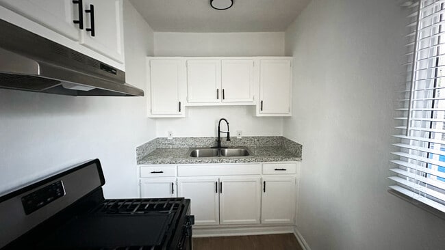 Building Photo - 4873 Ascot Ave