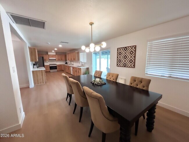 Foto del edificio - 1126 W Oxford Dr