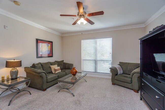 Building Photo - Luxury Living in the Heart of Sugar Land!