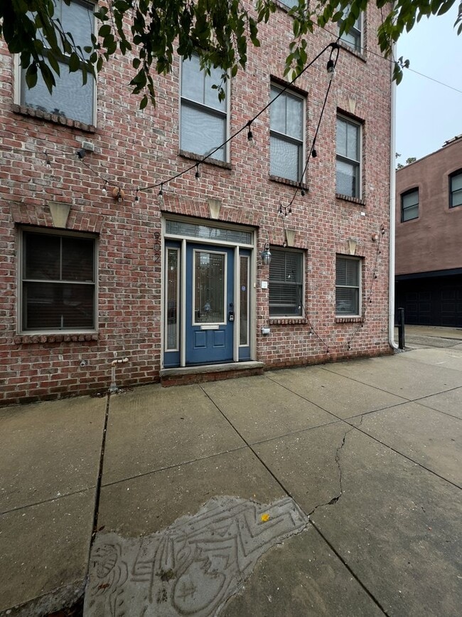Building Photo - 902 S Linwood Ave