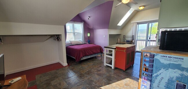Foto del edificio - Charming Over-the-Garage Studio Apartment